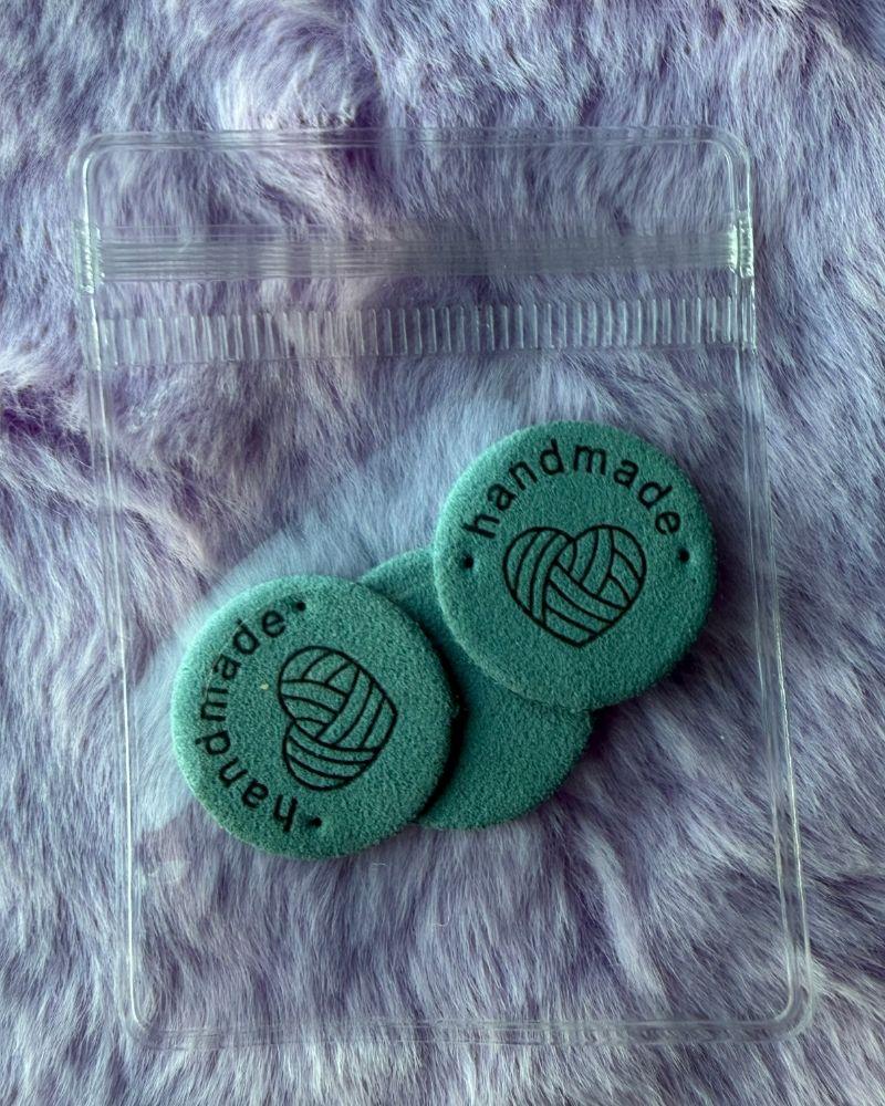 Round Handmade Faux Leather Tag – “Handmade” Text | 35 Pcs Random colors | Rivet or Sew on Label for Crochet, Knit & Sewing Projects