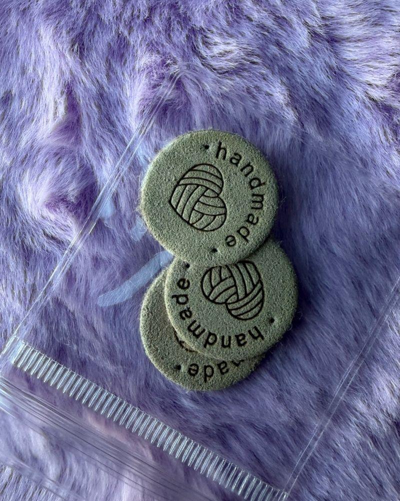 Round Handmade Faux Leather Tag – “Handmade” Text | 35 Pcs Random colors | Rivet or Sew on Label for Crochet, Knit & Sewing Projects