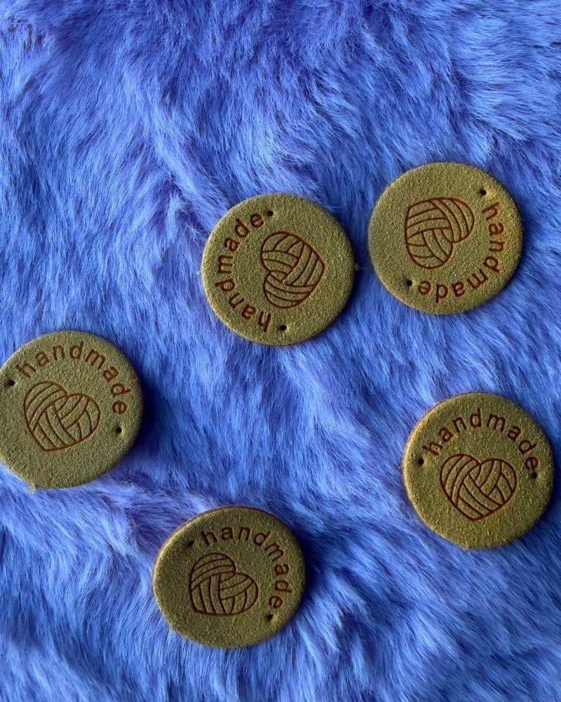 Round Handmade Faux Leather Tag – “Handmade” Text | 35 Pcs Random colors | Rivet or Sew on Label for Crochet, Knit & Sewing Projects