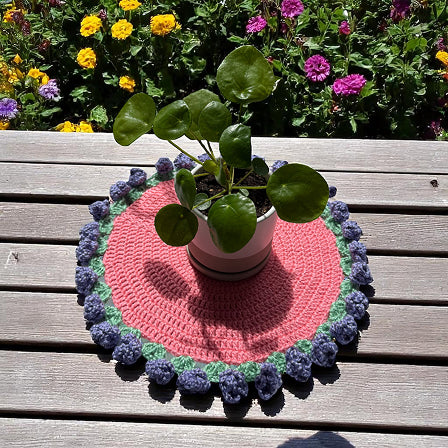 a crochet flower bouquet table placement.