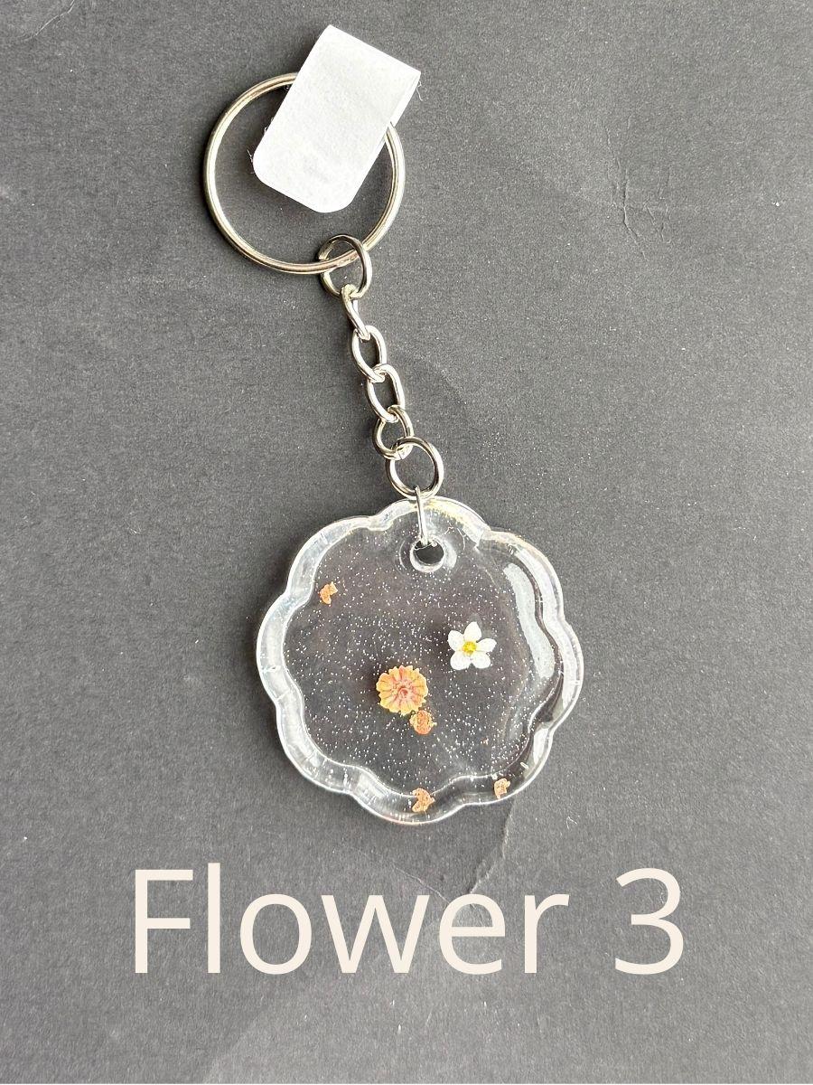 Flower 3, keychain with floral design on a gray background