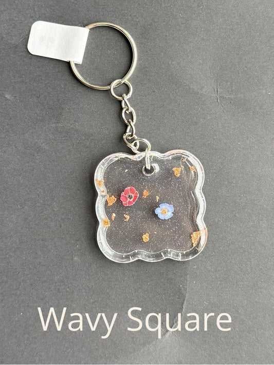 Wavy Square, keychain with floral design on a gray background