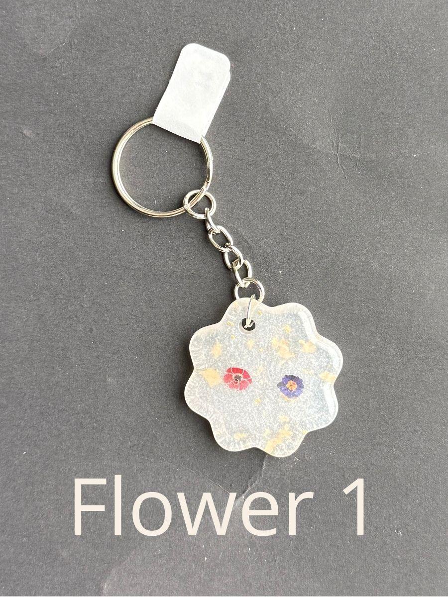 Flower 1, keychain with floral design on a gray background
