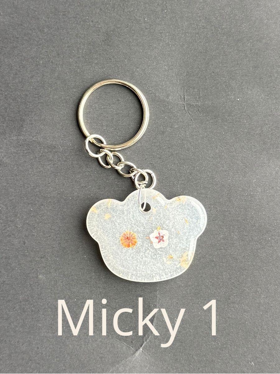 Micky 1, keychain with floral design on a gray background