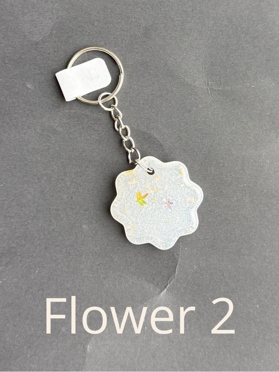 Flower 2, keychain with floral design on a gray background