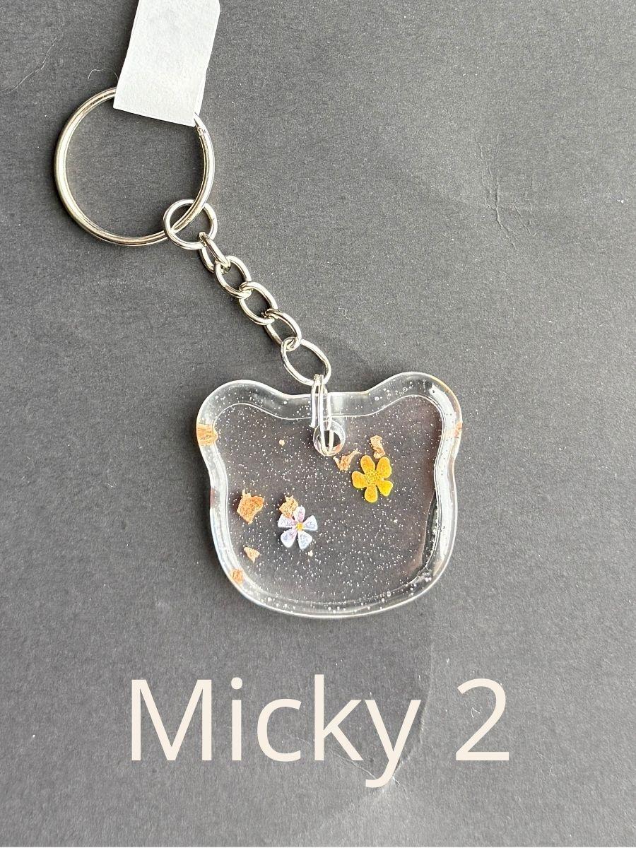 Micky 2, keychain with floral design on a gray background