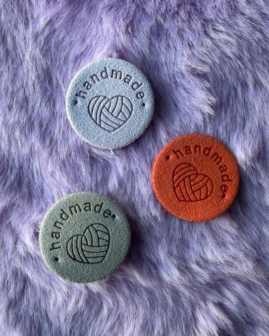 Round Handmade Faux Leather Tag – “Handmade” Text | 35 Pcs Random colors | Rivet or Sew on Label for Crochet, Knit & Sewing Projects